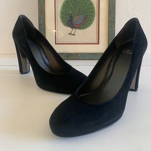 STUART WEITZMAN. Black Suede Hills with Metal .Size 9 .Pre-owned..Gorgeous ❤️